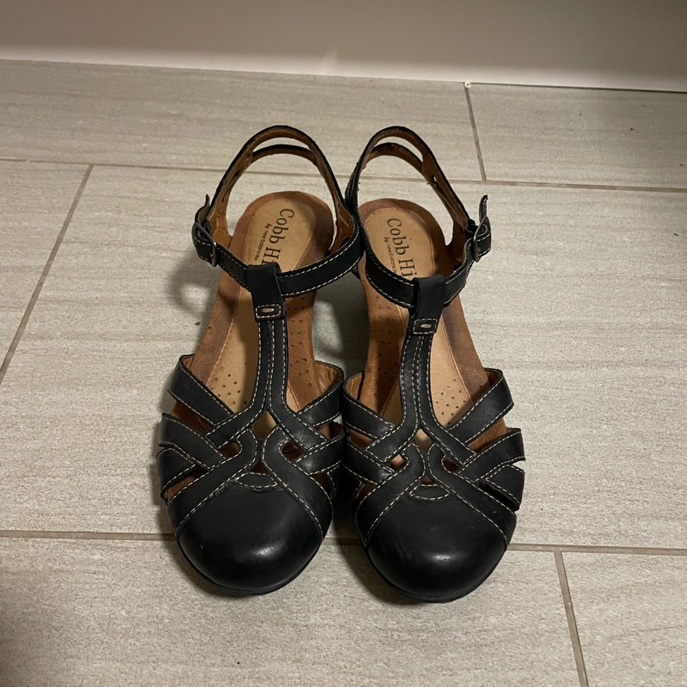 Size 8 Cobb Hill Aubrey T strap sandals as is